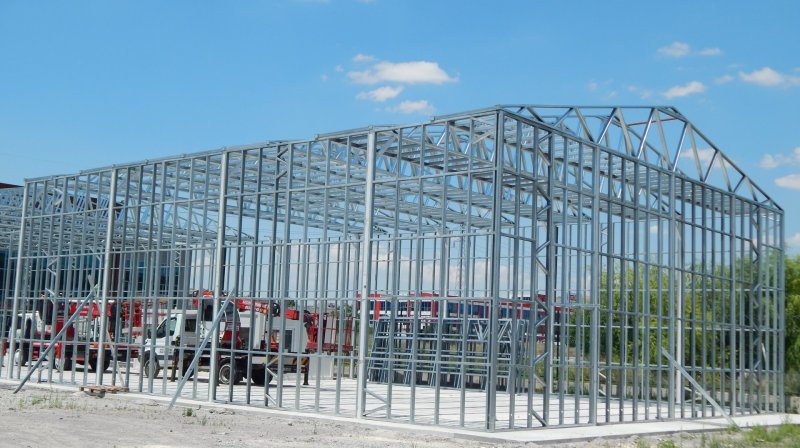 Ipari csarnok könnyűacél szerkezettel – amikor a tér szabadsága üzleti előny