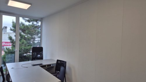 elkészült falpanel válaszfal irodai helyiségben