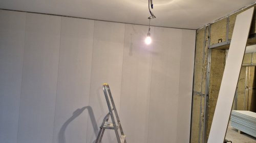 újra felhasználható csavarozott falpanel válaszfal rendszer