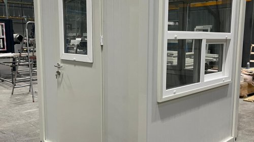 Lapra szerelhető konténer