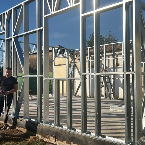 Gyorsan építhető acélvázas ház rövid kivitelezési idővel