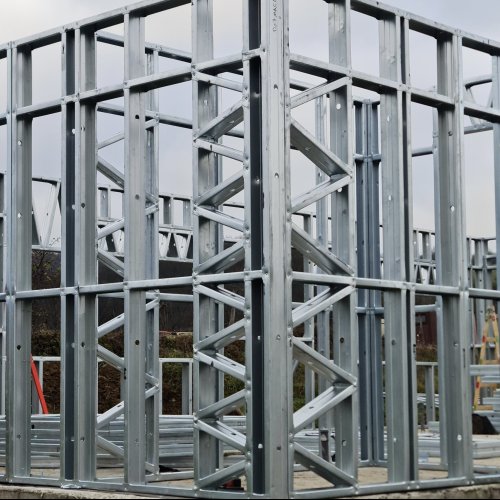 Modern acélvázas családi ház gyors kivitelezéssel és energiatakarékos megoldásokkal