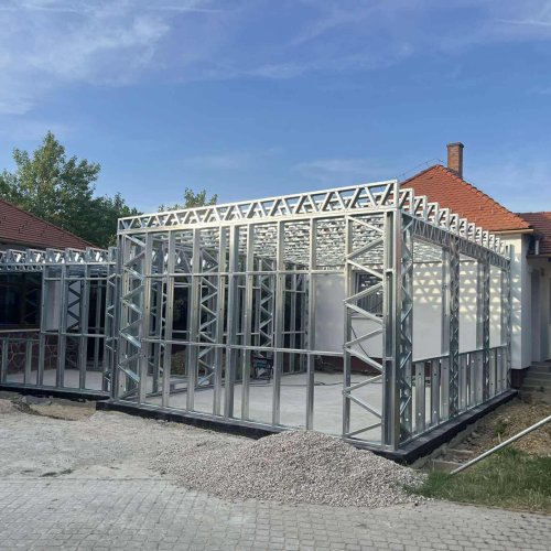 Lapos tetős könnyűszerkezetes acélszerkezetes családi ház modern megjelenéssel